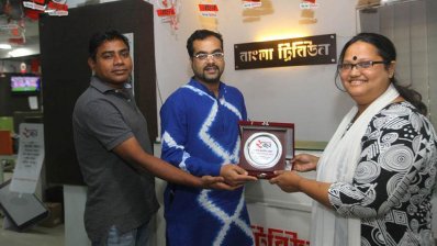 ক্রেস্ট নিচ্ছেন নাজলা