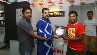 ক্রেস্ট নিচ্ছেন গালিব