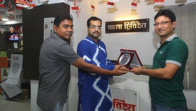 ক্রেস্ট নিচ্ছেন তানজিমুল নয়ন