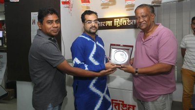 ক্রেস্ট নিচ্ছেন গোলাম আরিফ