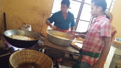 ইফতারি রান্না হচ্ছে