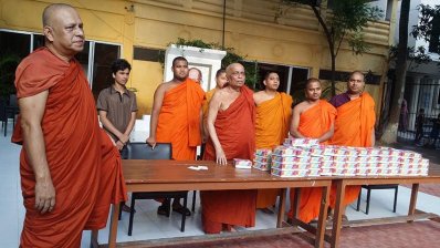ইফতারি বিতরণের জন্য প্রস্তুত