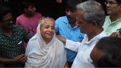 নিহত পুরোহিত আনন্দ গোপাল গাঙ্গুলীর বাড়িতে বিএনপির প্রতিনিধিরা