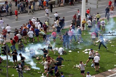 ফুটবল সমর্থকদের মধ্যে সংঘর্ষ চলছেই