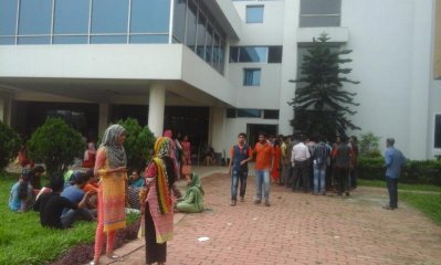 মেডিক্যাল কলেজ প্রাঙ্গণে আলাপরত শিক্ষার্থীরা