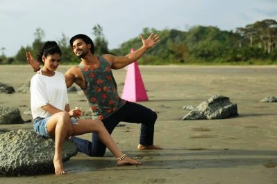 সৈকতে গানের মডেল শান জন ও অাঁচল হোসেন।