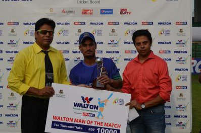 ম্যাচসেরার পুরস্কার হাতে পবন নেগি