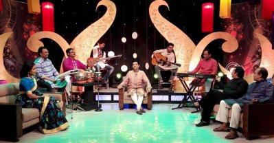 অনুষ্ঠানে গাইছেন তারা তিন জন।