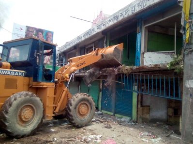 মানিকগঞ্জে আশির দশকের অবৈধ স্থাপনা ভাঙার কাজ শুরু