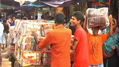ভ্যান বোঝাই করে বিভিন্ন দোকানে যাচ্ছে কাপড়