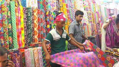 দোকানে চলছে বিক্রির আয়োজন