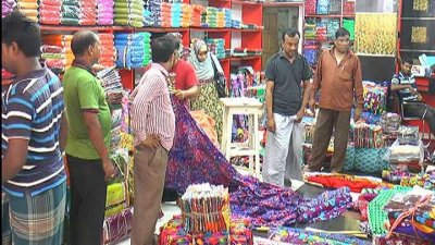 দোকানে চলছে বিক্রির আয়োজন