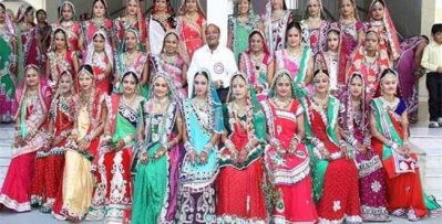 ৪৭২ বিবাহিত মেয়ের শুভেচ্ছা পেলেন গর্বিত বাবা মহেশ সাবানী