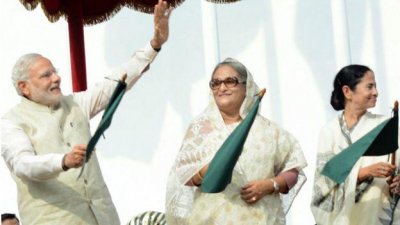গত বছর সীমান্ত চুক্তির সময় ঢাকায় মোদি-হাসিনা-মমতা