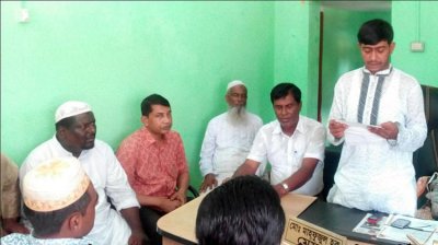 চাঁদপুরের-ফরিদগঞ্জ-পৌরসভার-খ-শ্রেণিতে-উন্নীতকরণের-চিঠি-পড়ছেন-মেয়র-মাহফুজুল-হক