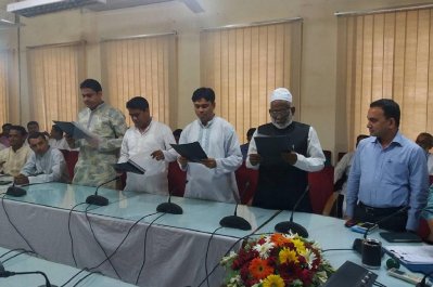 নোয়াখালীসহ বিভিন্ন পৌরসভার  মেয়র ও কাউন্সিলররা শপথবাক্য পাঠ করছেন