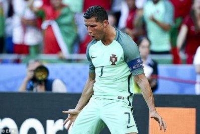 রোনালদোর জোড়া গোলে ড্র করেও শেষ ষোলোতে পর্তুগাল