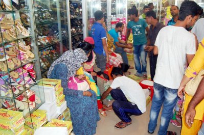 জমে উঠেছে ঈদ বাজার, জনপ্রিয়তার শীর্ষে ভারতীয় পোশাক