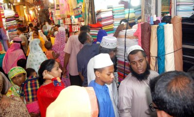 জমে উঠেছে ঈদ বাজার, জনপ্রিয়তার শীর্ষে ভারতীয় পোশাক