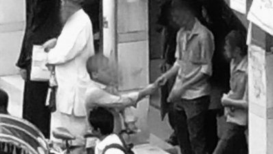 প্রকাশ্যে মাদক লেনদেন (ফাইল ছবি)
