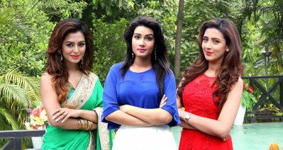 তিন নায়িকার উপস্থাপনা।