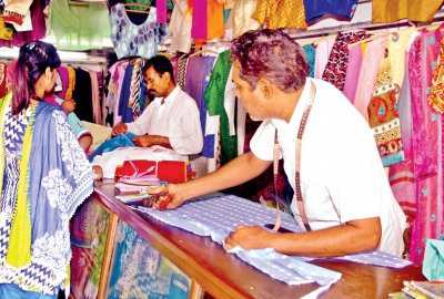 ঈদ সামনে রেখে ব্যস্ত কুষ্টিয়ার দর্জি পাড়া   