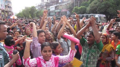 বোনাসের দাবিতে বাটা সিগন্যালে পোশাক শ্রমিকদের অবরোধ