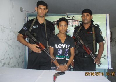 অস্ত্রসহ র&zwnj;্যাবের হাতে যুবক আটক