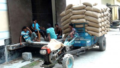 ট্রাক্টরে গম সরবরাহ করছে  সিন্ডিবেট