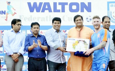 আনন্দিত &lsquo;ম্যান অব দ্য ফাইনাল&rsquo; ইংরেজ মিডল্ডিার লি টাক। 