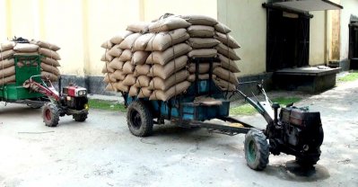 ট্রাক্টরে গম সরবরাহ করছে সিন্ডিবেট