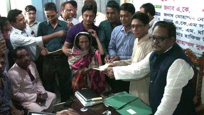 নিহত জেলেদের পরিবারকে অনুদান প্রদান 