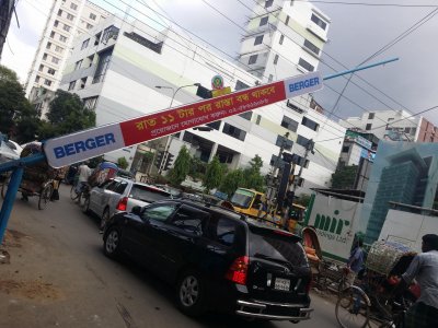 ধানমণ্ডির সড়কে ব্যারিকেড