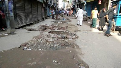 বংশাল সড়কের বেহাল অবস্থা
