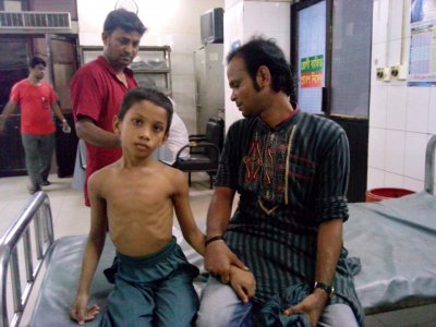  ঢামেকে বাবার সঙ্গে পারভেজ,  ছবি: জামাল উদ্দিন