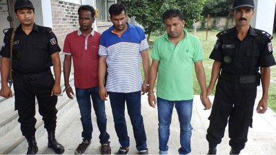 তিনজনকে আটক করেছে র&zwnj;্যাব