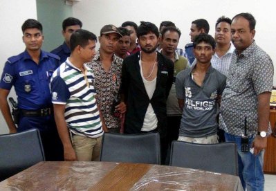 নরসিংদীতে ছিনতাই করে পালানোর সময় অস্ত্রসহ আটক ২