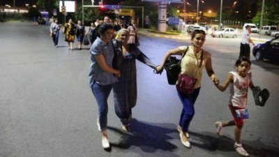 হামলার পর এয়ারপোর্ট ত্যাগ করছেন যাত্রীরা