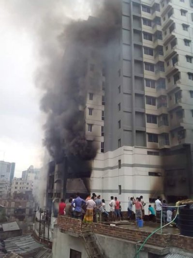 রাজধানীর উত্তর বাড্ডায় প্রিমিয়াম প্লাজায় আগুন