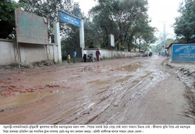 লালমনিরহাট-বুড়িমারী মহাসড়কের বেহাল দশা: ঝুঁকি নিয়েই চলছে যান