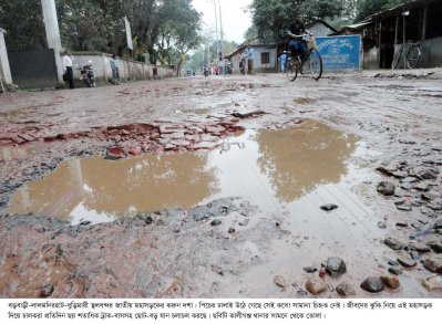 লালমনিরহাট-বুড়িমারী মহাসড়কের বেহাল দশা: ঝুঁকি নিয়েই চলছে যান
