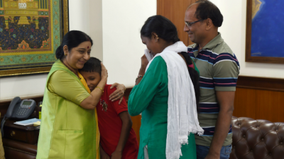 সোনুকে আদর করছেন পররাষ্ট্রমন্ত্রী সুষমা স্বরাজ