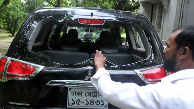 ভিসির ভাঙচুর করা গাড়ি