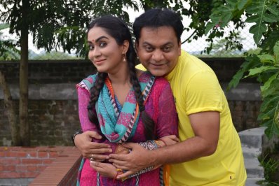 নাটকের একটি দৃশ্যে মম ও মীর।