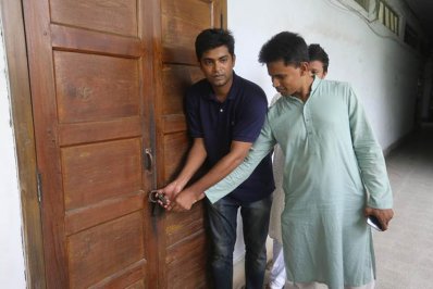 ভারপ্রাপ্ত রেজিস্ট্রারকে তালাবন্দী করে রাখা হয়