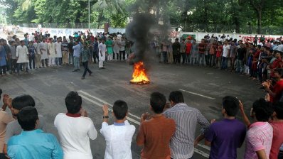 রাস্তা অবরোধ করে ছাত্রলীগের বিক্ষোভ