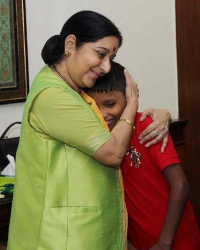সোনুকে আদর করছেন পররাষ্ট্রমন্ত্রী সুষমা স্বরাজ