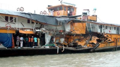 বরিশালে লঞ্চ সুরভী-৭ এর ধাক্কায় ক্ষতিগ্রস্ত স্টিমার