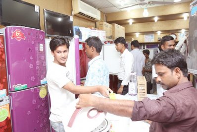 মার্সেল পণ্য দেখছেন ক্রেতারা