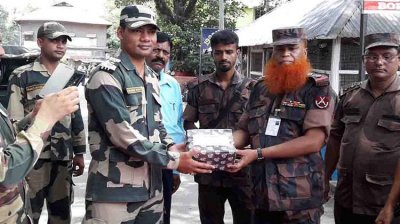 ঈদ উপলক্ষে হিলি সীমান্তে বিজিবি ও বিএসএফ’র মিষ্টি বিনিময়